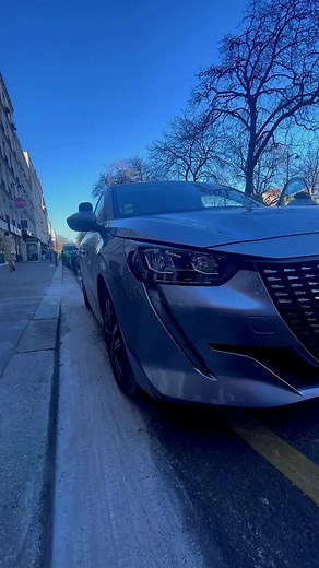 Voici les différents feux sur une voiture, quand les utiliser et leur fonctions ! Pour notre part nous travaillons sur les Peugeot 208 #autoecole #conduite #drive #bike