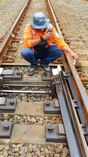 Maintenance and setting of railway switches. #railway #railroad #railtravel #railfans #train #trainspotting #trainphotography #amtrak #trainlovers #usrail | Bayu Santoso