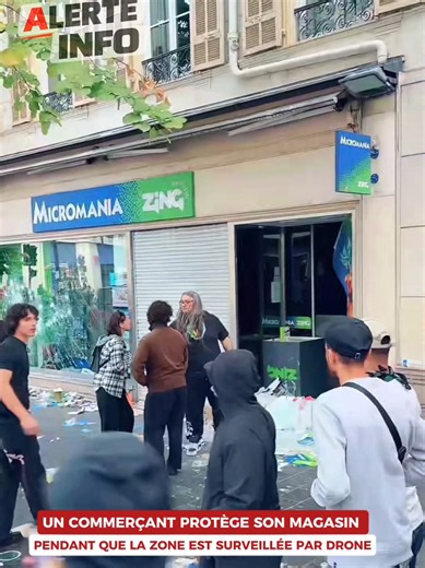À Nice, un commerçant reste devant son établissement pour en bloquer l’accès pendant qu’un drone des forces de l’ordre surveille la zone depuis les airs. Une scène qui montre la difficulté de protéger un commerce lorsque la situation évolue très rapidement. #Nice #Commerce #Police #Drone #Actualité