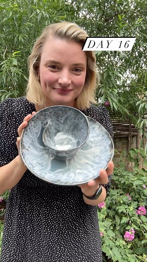 Day 16 of - How to use the Swirl Bowl — were show new uses for the Swirl Bowl every day! Today for milk & cereals ❤️ was often requested (sorry I forgot by whom) and I have to say it surprisingly works if you don’t like soggy cereal! You can also put in a few more of you don’t like them as crispy ❤️❤️❤️ Please comment what I should use it for next — let’s see how many uses we can come up with ❤️❤️❤️ Today featuring the tiny and the small Blue Magic Swirl Bowl #swirlbowl #functionalart #snackbowl