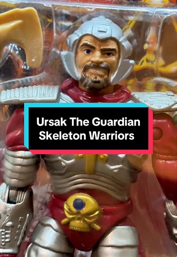 💀🛡️ Ursak The Guardian… de los personajes más infravalorados de Skeleton Warriors. Mentor, estratega y el que mantenía a la Legión de la Luz en pie mientras Baron Dark lo quería convertir TODO en huesos 😮‍💨⚔️🔥 Y sí… también tuvo figura en la línea de juguetes: hoy es pura joya para coleccionistas 🎁✨ ¿Tú te acuerdas de esta serie? Comenta “SKELETON” 💀👇 #skeletonwarriors #90stoys #actionfigures #collection #collector