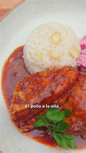 POLLO A LA OLLA 👨‍🍳 El pollo a la olla es uno de esos platos clásicos de casa que siempre provoca. Hoy les enseño a prepararlo paso a paso, usando el pollo entero con menudencia de mis amigos de Redondos. Acompañado de arroz blanco y ensalada rusa. Guarden esta receta y cuéntenme qué les pareció. 🍗 Ingredientes: Proteína: 1 und pollo entero con menudencia Redondos Marinada: 375 g pasta de ají panca c/n orégano seco 75 g vinagre tinto 2.5 g mostaza americana 10 g sillao 7 g ajo pelado 1 g comi