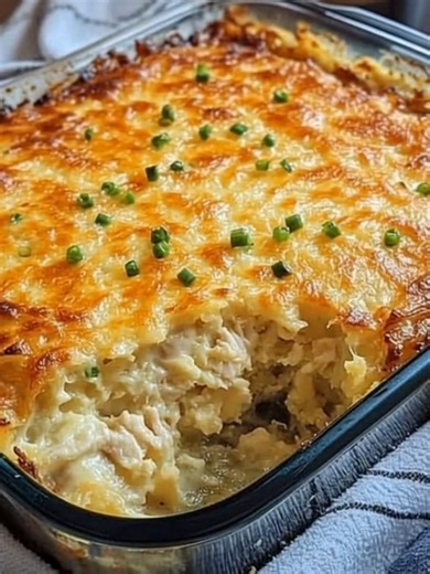 Hashbrown Chicken Casserole Ingredients You’ll Need: For the casserole: 4 cups frozen hashbrowns (shredded or diced) 3 cups cooked chicken (shredded or cubed) 1 medium onion, finely chopped 2 cups shredded cheddar cheese (or a cheese blend of your choice) 1 can (10.5 oz) cream of chicken soup 1 cup sour cream 1/2 cup milk 2 cloves garlic, minced 1 teaspoon paprika Salt and black pepper to taste 2 tablespoons butter, melted For the topping: 1 cup crushed cornflakes (or breadcrumbs) 2 tablespoons