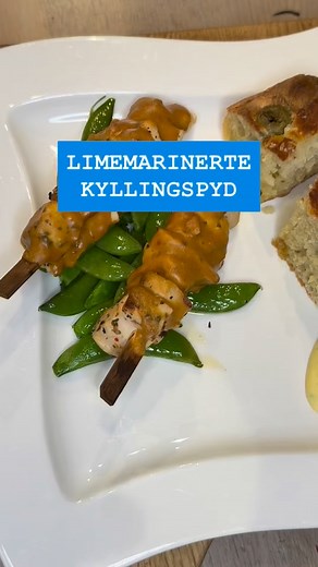 #kyllingskyd #peanøttsaus #marinade #middagstips 3 kyllingfilet Saft fra 3 lime 1 ts Chiliflakes 2 ts Provencal krydder 1 ts Salt (strøs på før du steker spydene) Mariner kylling i limesaft og krydder (du velger mengde) 30 min. Bruker du litt olje i marinaden, så kan det marineres lenger. Ren syre kan gjøre kjøttet tørt. Derfor viktig å ikke steke for lenge. Da får du svært møre og saftige kyllingspyd. Tre på spyd, pensle med olje Stekes 230 grader 8 min Ta ut av ovn, smør på peanøttsaus tilbake