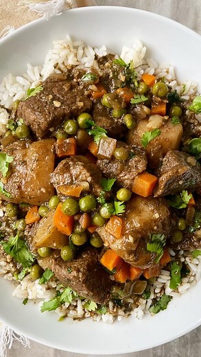 Slow Cooker Cilantro Beef Stew (Whole30) This is a simple yet flavorful stew using chunks of beef, fresh cilantro, potatoes, and veggies. ⏺ The blog post includes #instantpot instructions. ⏺️ I served this beef stew over white rice. ⏺️ There’s no aji amarillo in this recipe, this is not a Peruvian beef stew. ⏺️ Add 2 more cups of broth & turn this into a soup. 🌟More info: https://fitslowcookerqueen.com/slow-cooker-instant-pot-peruvian-beef-stew-paleo-whole30/ . . . . . . . . . #fitslowcookerque