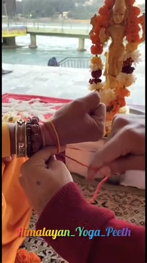 Himalayan Yoga Peeth on Instagram: "🧶 Roter Faden - Mouli … der rote Faden, den Hindus ums Handgelenk tragen, ist ein Symbol dafür, dass man auf den Segen der göttlichen Trias Brahma, Vishnu und Mahesh vertraut und sich ihres Beistandes versichert. • Zu Beginn einer Gebetszeremonie / Puja wird unter Anrufung der Namen Gottes, der rote Faden durch einen Priester angebunden und bleibt solange, bis er abfällt. So kann es sein, dass mehrere Fäden – auch wenn sie optisch nicht mehr so schön sind – d