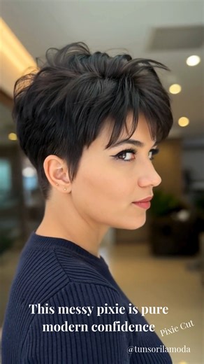 A modern messy pixie haircut in rich brunette tones, designed to create volume, texture and effortless style. The relaxed shape adds movement and confidence, making this cut easy to wear and beautifully modern. A short haircut that feels bold, fresh and timeless. #pixiehaircut #brunettepixie #modernhair #beautyforwomen | Tunsori la moda