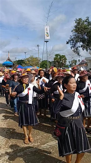 3.9K views · 152 reactions |  English: Merit-making at Nong Prong Temple — joining the Kathin Festival with faith and happiness. ✨  ไทย: ร่วมทำบุญงานกฐินที่วัดหนองปรง อิ่มบุญ อิ่มใจ ได้ร่วมสืบสานประเพณีไทย  | Wandee Sutthiphongkiat | Facebook
