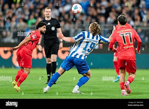 25 April 2026, Hesse, Darmstadt: Soccer, Men: Bundesliga 2, Darmstadt 98 - SV Elversberg, Matchday 31, Merck-Stadion am Böllenfalltor. Immanuël Pherai (l-r, SV 07 Elversberg), Fynn Lakenmacher (SV Darmstadt 98) and Frederik Schmahl (SV 07 Elversberg) fight for the ball. Photo: Uwe Anspach/dpa - IMPORTANT NOTE: In accordance with the regulations of the DFL German Football League and the DFB German Football Association, it is prohibited to utilize or have utilized photographs taken in the stadium 