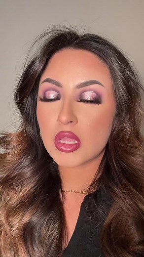 Where my Mamas at?! I got you with this simple #halloweentutorial 💀💕 #makeupbyanaliza #simplehalloweenmakeup #makeuptutorial #makeup #eyeshadow #halloweenlook ##fyp##makeuptiktok