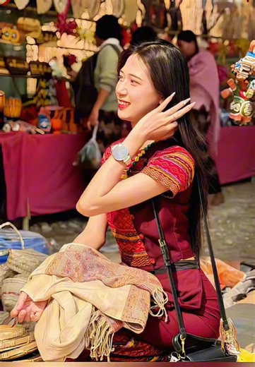 #hypic #hypiccreator #Godpic ✨ဒီ traditional red pattern blouse maroon longyi fashion aesthetic trend က အခု reels / TikTok မှာ soft elegant cultural vibe နဲ့ viral trending ဖြစ်နေပါတယ် 🌿 traditional short sleeve outfit နဲ့ maroon pattern longyi aesthetic look ကို natural light portrait အောက်မှာ ရိုက်လိုက်တာနဲ့ warm sunlight filter effect ကြောင့် soft, classy, cinematic mood အပြည့် ခံစားရတယ် เปลี่ยนลุคเรียบ ๆ เสื้อผ้าพื้นเมืองลายแดงกับผ้าถุงสีแดงเข้มให้ดูสุภาพ อ่อนหวาน ดูแพง แบบสาวสาย traditiona