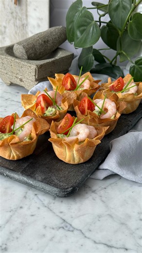 Joaco Cerda - Recetas on Instagram: "Hoy te enseño a preparar estas CANASTAS DE MASA PHILO CON PALTA Y TOMATE Ingredientes: 300gr de masa philo 120gr de mantequilla derretida 200gr de camarones medianos, cocidos 100gr de tomates cherry 10gr de ciboulette Para el relleno: 2 paltas 100gr de queso crema 1 cebolla morada 20gr de cilantro Jugo de 1 limón Aceite de oliva Sal y pimienta"