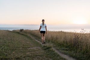 Wat houdt de nieuwe trend 'Japanese walking' in? En waarom lijkt iedereen het nu te doen