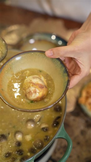 Hôm nay mẹ chồng e Hiền về nhà rồi. Làm món: Lẩu cháo cua đồng theo yêu cầu của mẹ em mà ngon không tưởng 😁 | Hien Pham Home Kids