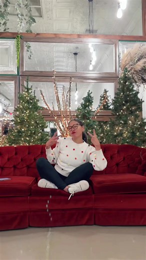 Visit downtown Guymon on December 1st for another enticing experience – our local market vendors will be at Blum, and you can capture memorable moments at our exquisite Photo Booth. Remember to support local businesses! #shopsmall #goldencrown #giftshop #holidayseason #localbusinesses #oklahoma #christmasopenhouse #photobooth #christmaspictures #holidaycountdown #downtown