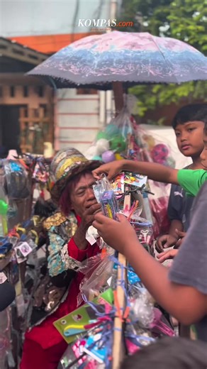 Pak Tarno, yang dulu dikenal sebagai pesulap di televisi, kini berjualan mainan di daerah Warakas, Jakarta Utara. Dia sempat ditipu dan mengalami stroke hingga membuatnya harus berjualan mainan dengan kursi roda. Kreatif: Rega Almuhtada Produser: Akhdi Martin Pratama #PakTarno #Pesulap #Dagang #review