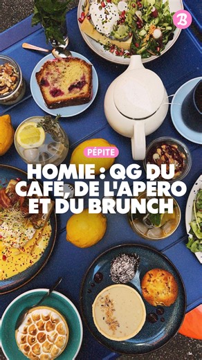 🍽️✨ Ouvert en janvier dans le 1er arrondissement de Lyon, à deux pas de l’Hôtel de Ville, @homie.lyon s’impose déjà comme l’une des adresses les plus accueillantes du centre-ville. Installé à la place de l’ancien Crock’N’Roll (snif), ce spot au charme brut – pierres apparentes et tabourets industriels – joue la carte de l’hybride : café ☕ et douceurs maison le matin, déjeuner bistronomique le midi et verres en soirée du jeudi au samedi. 🥗 Côté cuisine, la formule fait mouche : une carte du mid