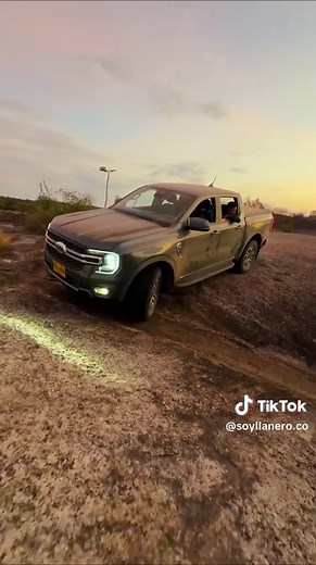 50 minutos cruzando una piedra y de noche 😳 ¡Todo un reto! 💪 #vichada #ford #offroad #viajes #llano
