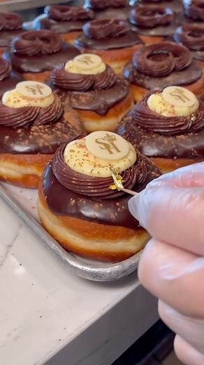 Should we make a part 2? 👀🤭 #donuts #donutshop #makingof #couturedoughnuts #favorite #vegas #vegasfood #vegaslocal #popular #womenownedbusiness | Saint Honoré