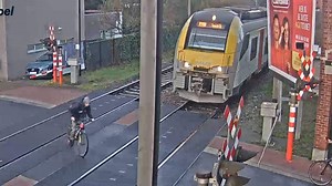Video | Belgische trein raakt achterwiel van tiener die slagboom negeert