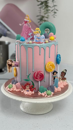 Cakes by Sims Sweets on Instagram: "A little girls dream 🧚🏽‍♀️ Learn how to do all of this and more in my weekly cake decorating tutorials, link in bio ✨ - - - - - - - - - - - #disneyprincess #disneyprincesscake #princesscake #disneyprincessthemeparty #cakesforgirls #cakedecoratingtutorials #cakeclasses #dripcakes #cakeoftheday #ombrebuttercream #birthdaycakes #cakeinspiration"