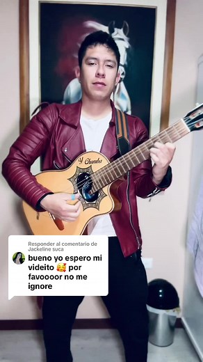 Baile alegre con la mamá de Yoder Chamba