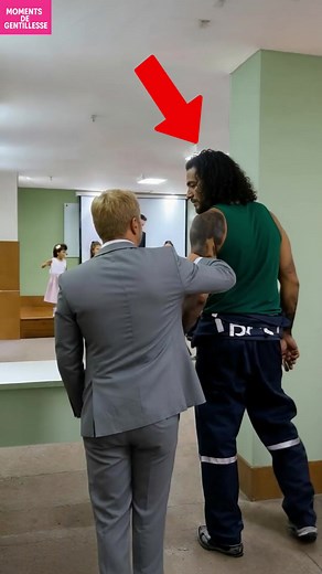 La fille descend de la scène pour embrasser son papa travailleur et le monte fièrement. Lors d'un événement scolaire, une fille embrasse son père en tenue de travail et le guide sur scène. #AI #Gentillesse #Viral #Respect #IA . . . (À des fins de divertissement uniquement. Consulter des professionnels si des conseils sur les activités sont présentés. Aucune affiliation à une marque n'est implicite si elle est représentée. Si le contenu s'inspire d'événements réels, des adaptations créatives peuv