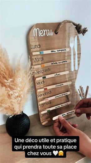 DIY : Création d’un planning des menus de la semaine déco et original. Il s’integration parfaitement à votre intérieur 🤍. Création pratique et interchangeable en fonction de vos menus. #action #pourtoi #foryou #pageforyou #cricut #menu #planning #decoration #deco #bois #diy #tutorial