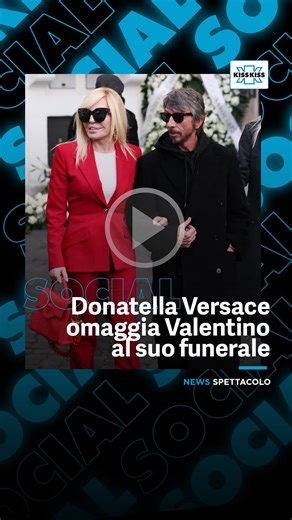 Radio Kiss Kiss on Instagram: "Un’icona che omaggia un’altra icona! ❤️🙏 Donatella Versace, arriva ai funerali di Valentino Garavani in compagnia di Pier Paolo Piccioli, ex direttore creativo di Valentino, dimostrando il rispetto che c’è sempre stato tra i grandi nomi della moda italiana. Donatella rende omaggio a Valentino vestendosi di rosso, il famoso rosso Valentino. Un’omaggio che vale più di mille parole. 📹 TT | luxury_endless #donatellaversace #valentino #pierpaolopiccioli"