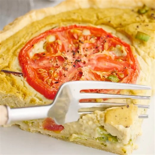 ✅ RECIPE: https://avirtualvegan.com/vegan-quiche/ Vegan quiche with a super creamy, rich and cheesy filling. Add all of your favourite quiche add-ins like spinach, broccoli, vegan meats, tomatoes and mushrooms. | A Virtual Vegan