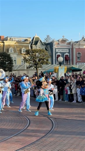 Minnie Mouse performs with her band at Disneyland Paris to ‘Try Everything’ during the Disney Music Festival Grand Finale. The Disney Music Festival runs through September 7th, and we really enjoyed experiencing all of the shows around the park. #disneylandparis #dlrp #dlp #disneymusicfestival #disneycharacters #disneyparade #minnie #minniemouse #zootopia | Mousesteps