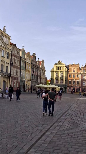 42K views · 958 reactions | Ogromnie cieszą drzewa na Starym Rynku! #poznan #city #drzewo #tree #rynek #spring #wiosna #week #friends #rodzinnie | Tomasz Dworek | Facebook