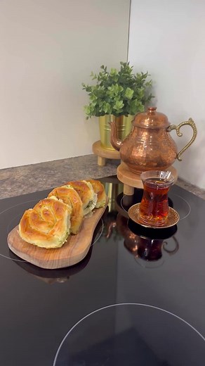 Borek with spinach and feta cheese ✨بورك بالسبانخ وجبنة الفيتا 🌿Ingredients🌿 Spinach cup. An egg. 4 pieces of feta cheese. Half a cup of cooking cream. A pinch of salt. Baklava dough. Vegetable oil. Melted butter. 🌿المقادير🌿 كوب سبانخ. بيضة. 4 قطع جبنة الفيتا. نصف كوب كريمة الطبخ. رشة ملح. عجينة البقلاوة. زيت نباتي. زبدة ذائبة. . . . . . . . . #börek #spinach #turkishfood #turkishfoods #fyp #fypシ #tiktoktrend #foodblogger #foodreels #explore #explorepage #recipe #healthyfood #veganrecipes #v