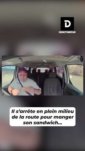 Il s’arrête en plein milieu de la route pour manger son sandwich...