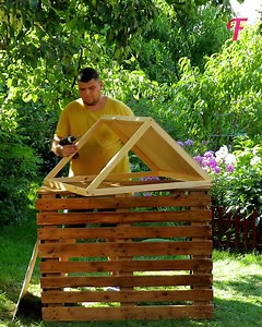 Un homme montre comment construire une maison pour chats à partir de bois et de mousse plastique. | Fabiosa France