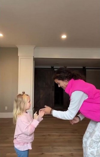 Teaching our NEW SISTER new TIKTOKS!