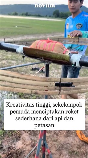 Novum Indonesia on Instagram: "Banyak yang mengira roket terbang karena “asap” (gas buang) mendorong udara di bawahnya. Ini salah. Roket bekerja berdasarkan Hukum III Newton (Aksi-Reaksi). • Aksi: Roket melempar “api dan asap” (gas buang panas) ke belakang dengan kecepatan sangat tinggi. • Reaksi: Gas buang tersebut mendorong roket ke arah yang berlawanan (ke depan). Inilah sebabnya roket bisa bekerja di ruang hampa udara, di mana tidak ada udara untuk didorong. Roket pertama yang sesungguhnya d