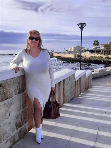 I’m Laura, 49, single ❤️ From Italy 🇮🇹 Lover of sunsets, deep conversations, and spontaneous adventures. ❤️ And yes… I read every comment with a smile 😊