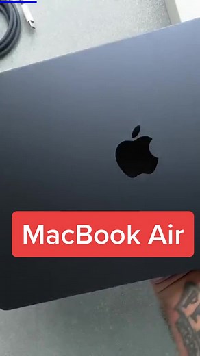 When @apple finally updates the MacBook Air design after over a decade 😍💻👨🏽‍💻 #macbook #macbookair #macbookairm2 #m2chip #apple #techtips