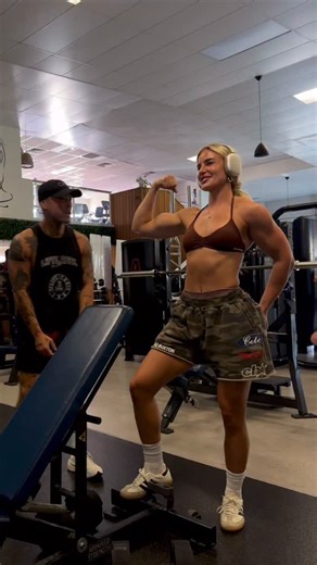 He couldn’t believe the bicep peak pump from this single workout 💪🏽 I’ll say it again: light weight til failure 👌🔥 | Emma Hartley