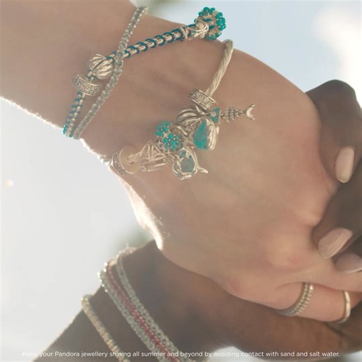 ✨💖 HÈ DẪN LỐI, MỞ TỰ DO ☀️ Pandora mời bạn bước vào hành trình phiêu lưu, nơi mọi bí mật của thế giới đều chờ bạn khai phá. Lấy cảm hứng từ những chuyến đi bất tận, từ gió biển lộng, sóng vỗ bờ cát đến những miền đất xa xôi, mỗi thiết kế là lời mời gọi bạn phá vỡ giới hạn. Đây không chỉ là trang sức, mà là biểu tượng của tinh thần tự do, niềm đam mê tìm tòi và khát vọng chinh phục những điều mới mẻ. Hãy để Pandora cùng bạn viết nên câu chuyện của riêng mình, biến mỗi khoảnh khắc khám phá thành 