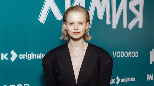 Александра Бортич вышла в свет в откровенном наряде: что надела актриса?