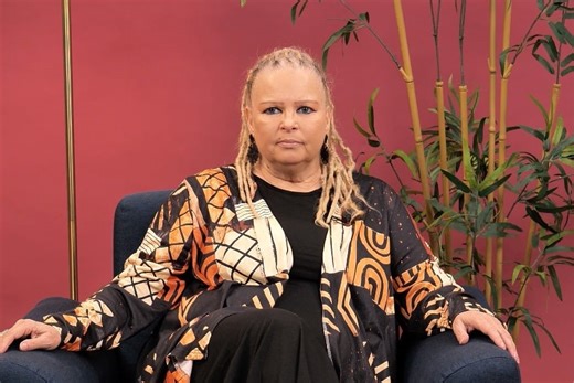 "La petite fille de 8 ans dont on parle, c'est moi" : la première victime avérée de l’abbé Pierre sort du silence - Psychologies.com