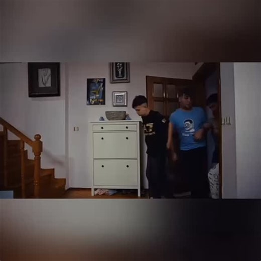 Ömer Kızılkan on Instagram: "Sokağın Kendi Kanunları Var! ⚖️⛓️ ​BluTV’nin fenomen dizisi Sokağın Çocukları’nda adalet mahkeme salonlarında değil, sokakların sert yüzünde aranıyor. Suçsuz yere hapse giren bir ağabeyin diyeti, masum bir genç kıza mı kesilecek? Babaların günahını çocuklar mı öder yoksa intikam her şeyi mubah mı kılar? Bu gerilim dolu sahneler, sokağın acımasız ve gri dünyasını bir kez daha gözler önüne seriyor. 🔥📸 Sizce gerçek adalet nedir: Kanunlar mı, yoksa kısas mı? 👇 Yorumla