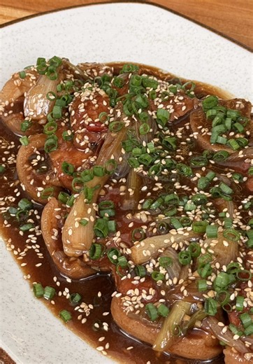 CHULETA DE PIERNA ORIENTAL 👨‍🍳 Usando el chuletón de pierna de cerdo duroc de Redondos. Ingredientes: c/n aceite vegetal 25 g ajo picado 15 g ají limo 3 und anís estrella 30 g kion 30 g pisco 500 g fondo de pollo 22 g hoisin 46 g ostión 120 g sillao 15 g aceite de ajonjolí 55 g cebolla china 1 g canela 5 g azúcar blanca 15 g maicena diluida #ChuletonOriental #RecetasFáciles #ChefLife #Publicidad