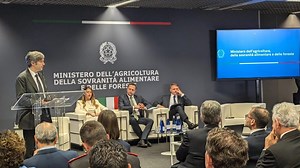 Dazi, Vinitaly si ribella: "Trump non merita il nostro vino. A lui dedichiamo solo acqua"