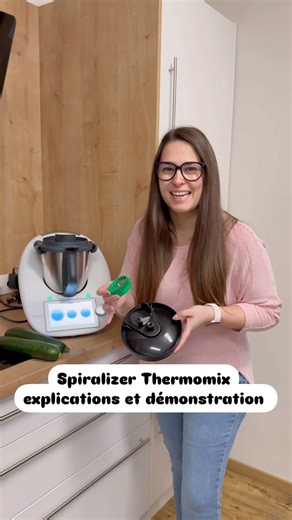 ✨ Explication du Spiralizer Thermomix ! ✨ Tu veux réaliser facilement des tagliatelles et spaghettis de légumes ? Le Spiralizer du Thermomix est là pour ça ! 🌀🥒 🔹 Les bonnes pratiques pour un résultat parfait : ✅ Utiliser des tronçons de légumes de max 10 cm ✅ Prendre des légumes bien réguliers pour une coupe homogène ✅ Vérifier que le légume rentre dans le gabarit du Découpe-Minute 📌 Petit détail à savoir : Il y a toujours un petit bout de légume perdu à la fin… Mais pas de gaspillage ! 💡 