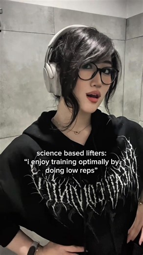 Almey on Instagram: "if you’re not scared before your working sets do you even lift brah 🥀💔 . full fit @breathedivinity code ALMEY 🖤 . . . #strongwomen #girlswholift #sciencebased #sciencebasedtraining #gymindonesia #fitnessindonesia #breathedivinity #asian #gymmeme #hypertrophy"