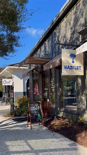 eat • drink • play | Charleston, SC on Instagram: "• Freshfields Village • Kiawah • Charleston, SC • Spend a day with me at Freshfields Village! I kicked off my day at @freshfieldsvillage checking a few gifts off my list and preparing for holiday hosting! First up, @gdchomeinteriors which is the perfect store for a few last minute entertaining essentials. What did I bring home? A beautiful set of serving utensils by @beatrizballcollection, a fragrance diffuser from @glasshousefragrances and I co