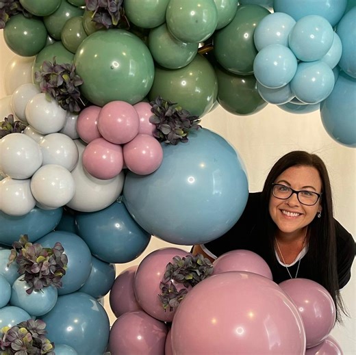 🧙‍♀️ Halloween balloon decor but make it a witch! 🎃 This balloon witch design is filled with all the spooky balloon details – from her curly purple spiral balloon hair, black balloon hat and green balloon face. She is serving up the ultimate Halloween vibes. This is such a fun way to take your Halloween balloon decorations to the next level! 👻🦇 Balloon Colors @betallic -Fashion Black -Pastel Dusk Green Tea -Reflex Violet -Pastel matte lilac -Fashion Violet -Deluxe Lilac . . . . #witchballoon